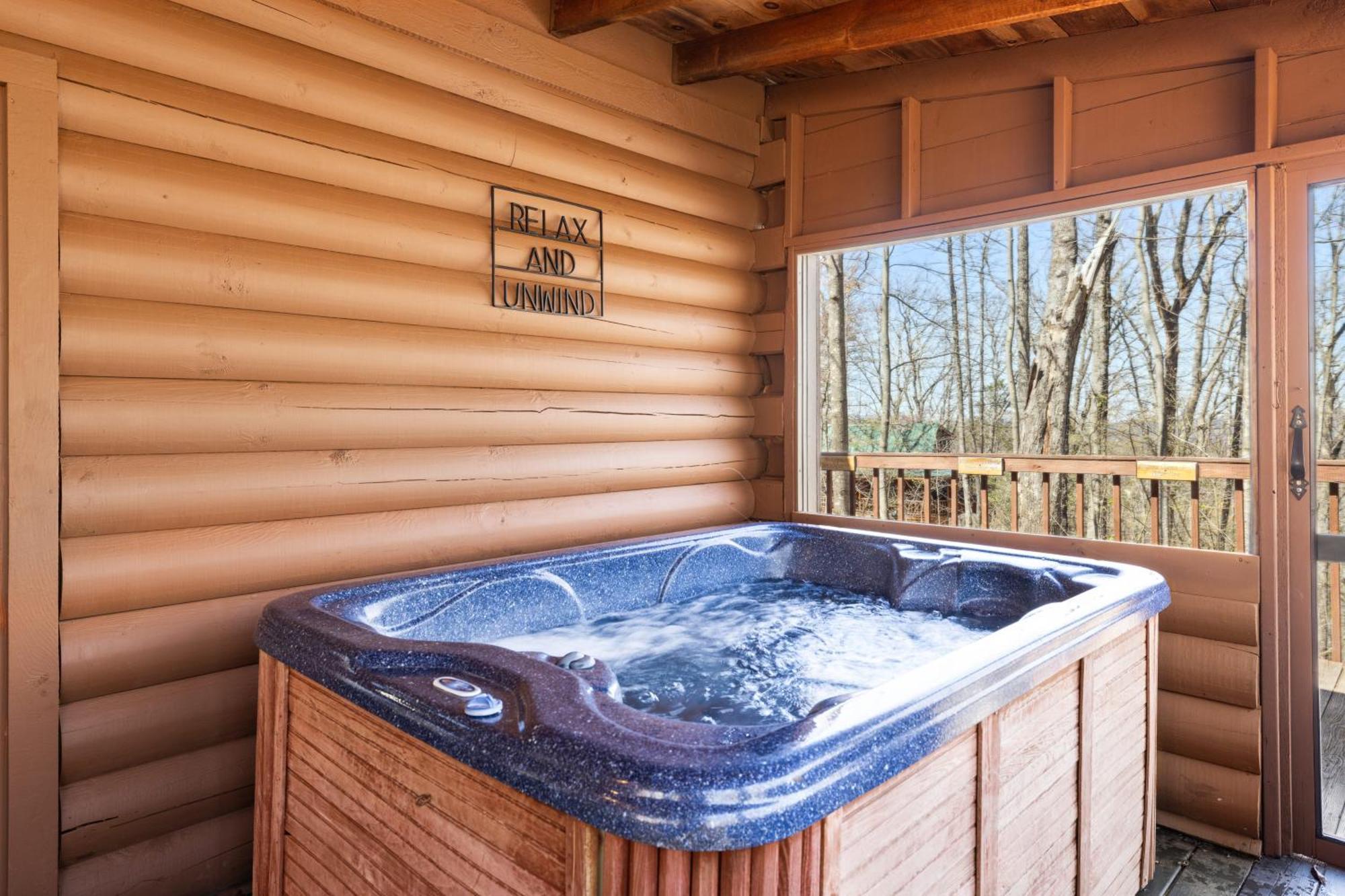 Cozy Family Friendly Cabin With Hot Tub, Near Gatlinburg, Pigeon Forge, Dollywood セバービル エクステリア 写真